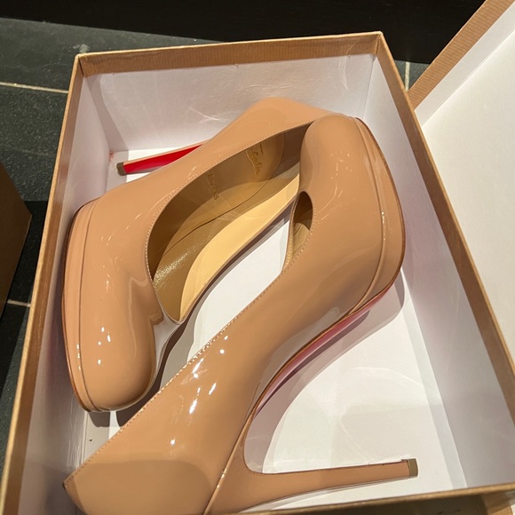 *Brand New* - Louboutin NEW SIMPLE PUMP 120 PATENT
NUDE 6248
3080746
Siz… - Picture 8 of 11